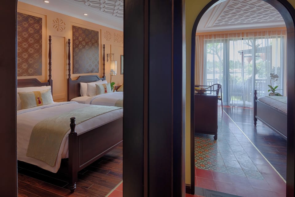 Connecting Suite | Minibar, in-room safe, desk, laptop workspace