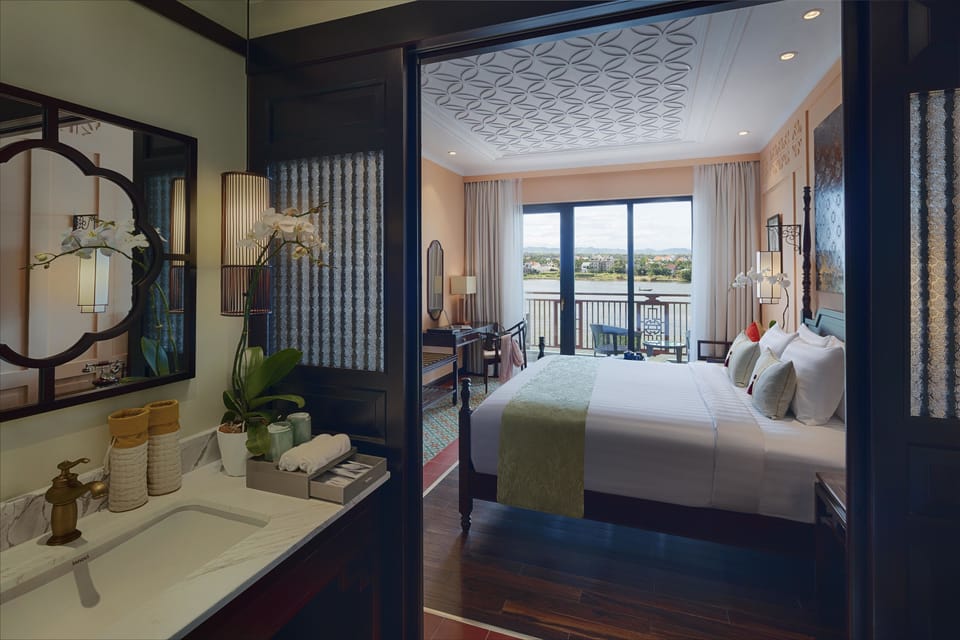 Little Suite River | Minibar, in-room safe, desk, laptop workspace