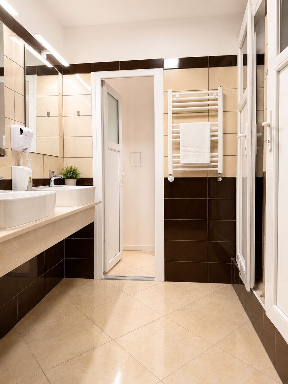 Twin Room, Shared Bathroom | Bathroom | Shower, free toiletries, hair dryer, slippers