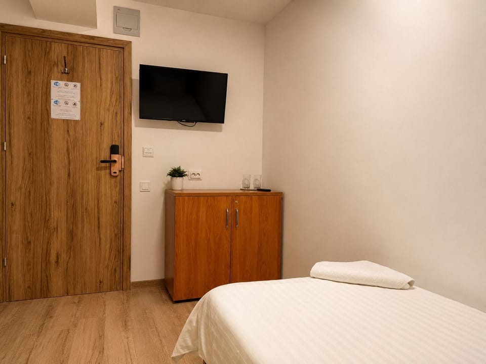 Single Room, Shared Bathroom | Desk, soundproofing, cribs (free), WiFi (free)