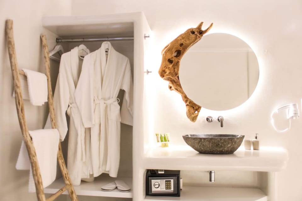 Deluxe Studio Suite, Hot Tub, Sea View | Room amenity