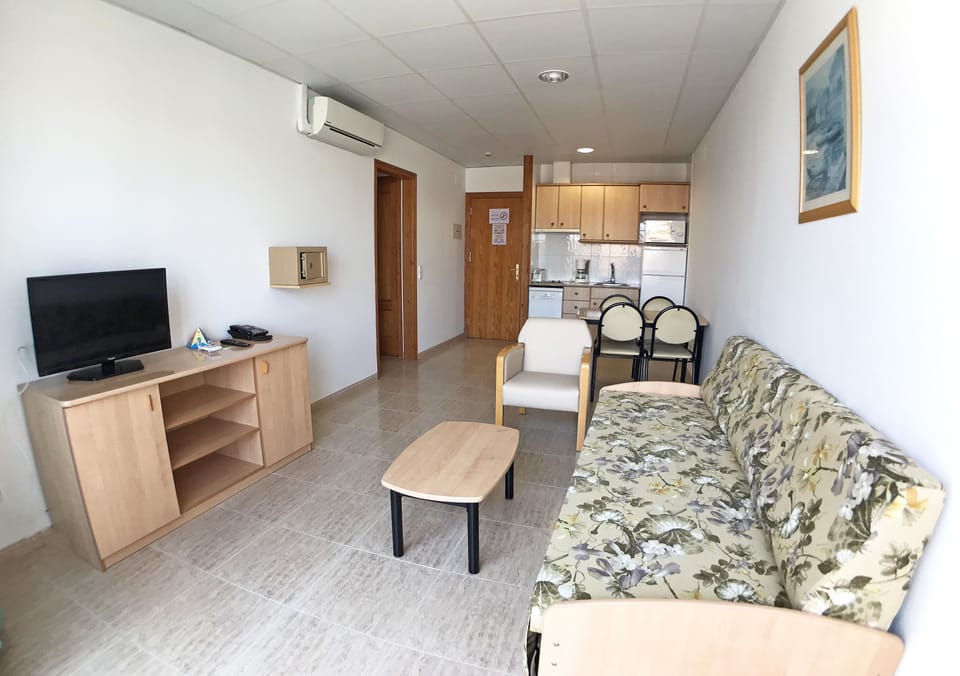 Apartment (2-4 pax.) | Living area | TV