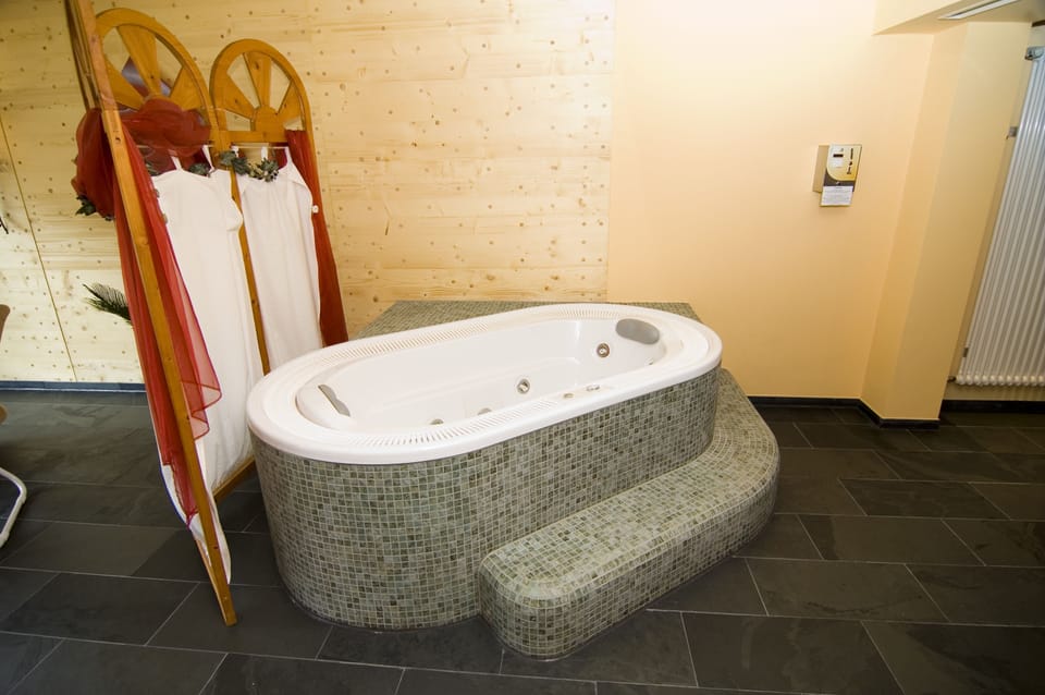Sauna, hot tub, steam room