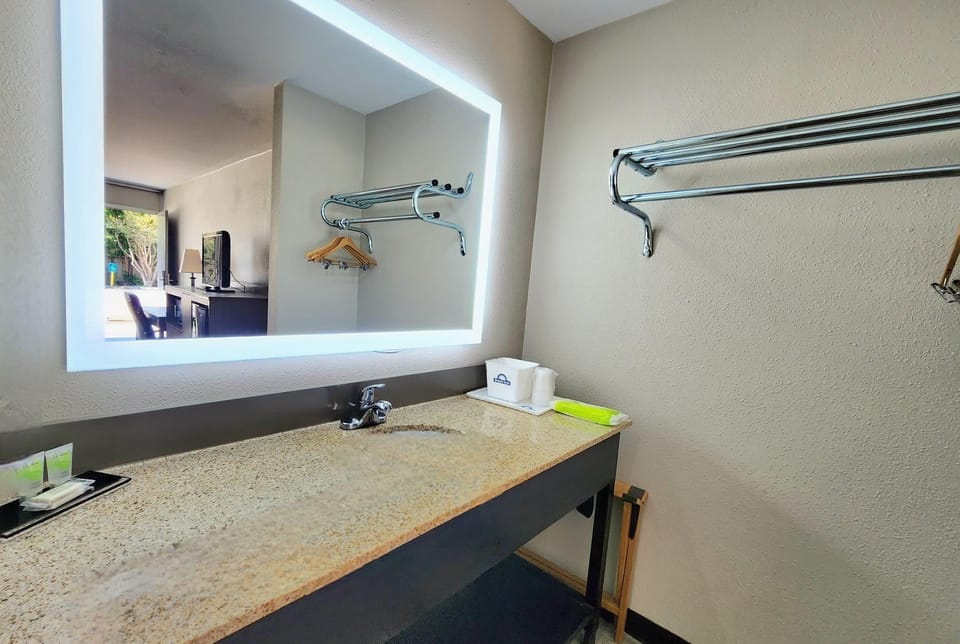 Combined shower/tub, free toiletries, hair dryer, towels