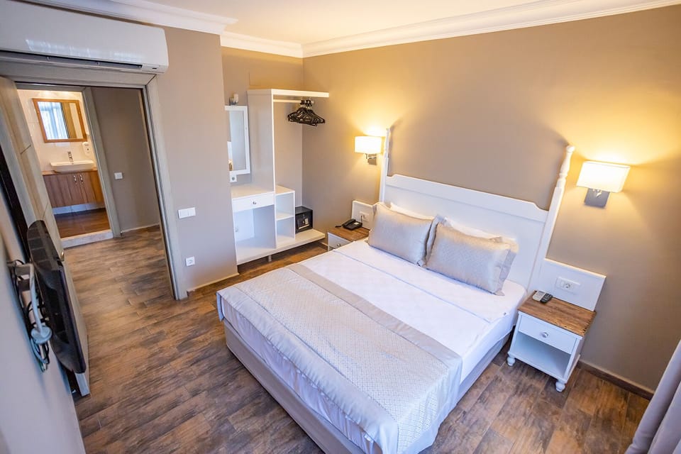 Junior Suite, Pool View | In-room safe, free WiFi, bed sheets