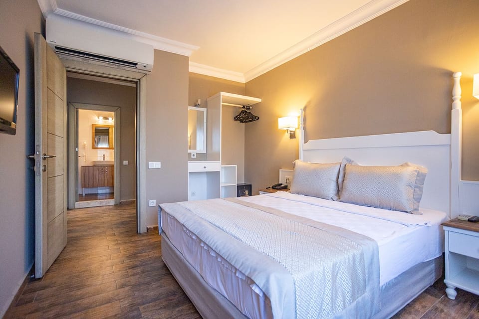 Junior Suite, Pool View | In-room safe, free WiFi, bed sheets