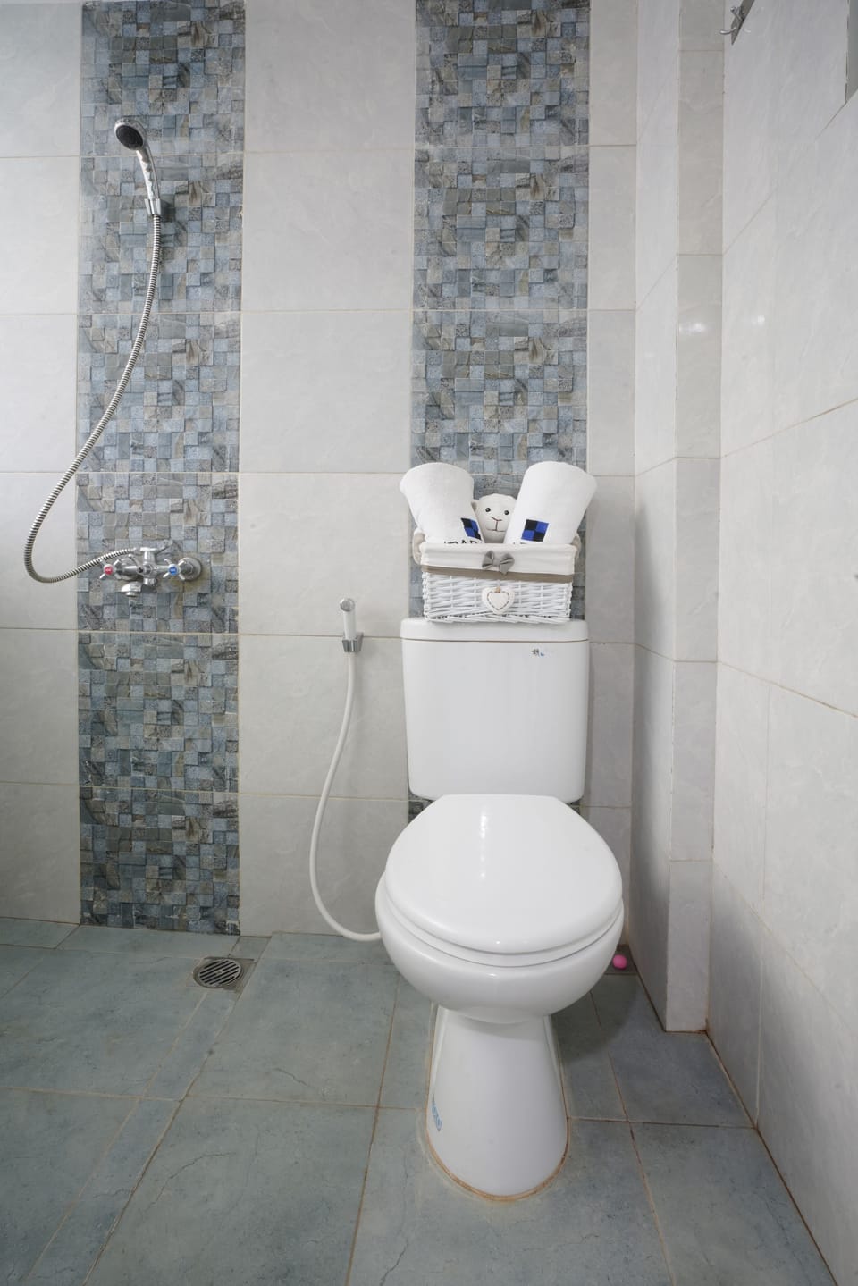 Shower, rainfall showerhead, free toiletries, slippers