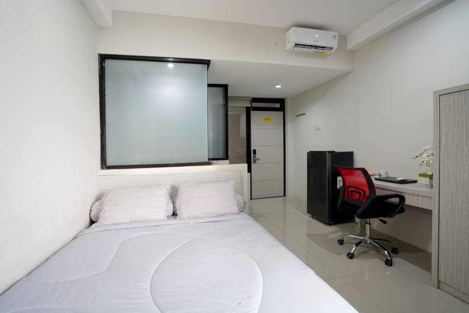 Desk, free WiFi, bed sheets