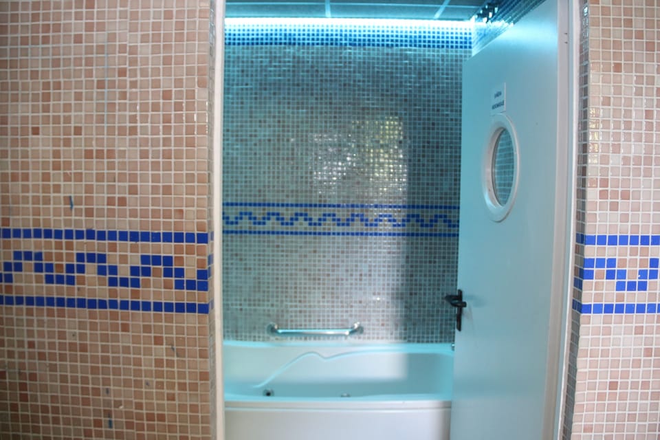 Indoor spa tub