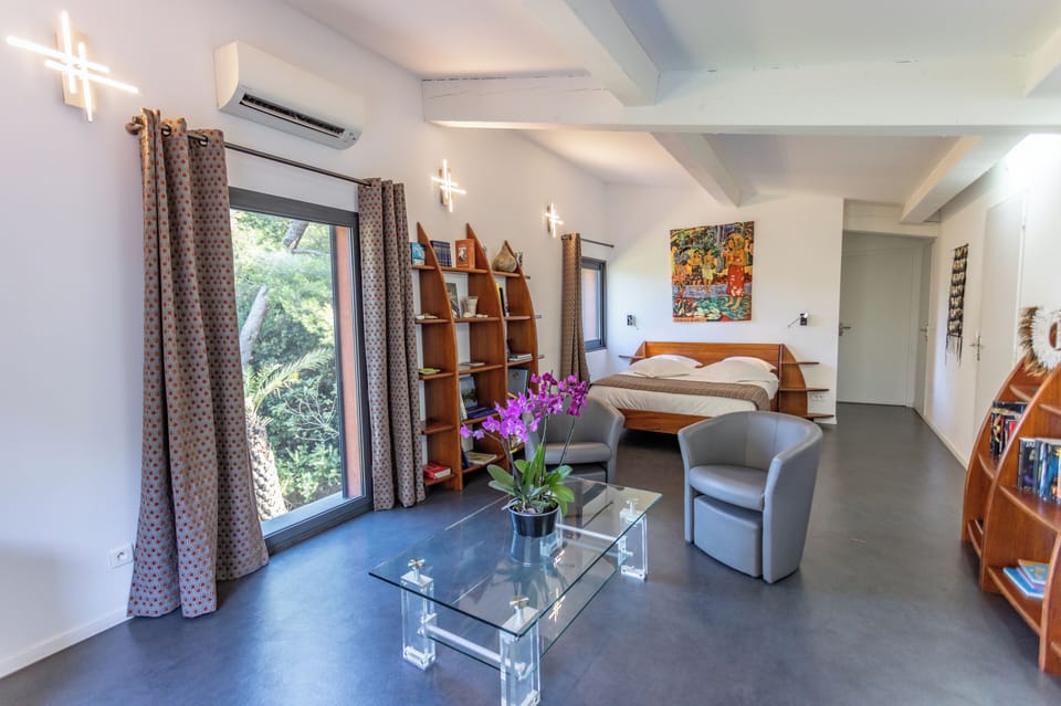 Family Suite (Fakarava) | Living area | Flat-screen TV, books
