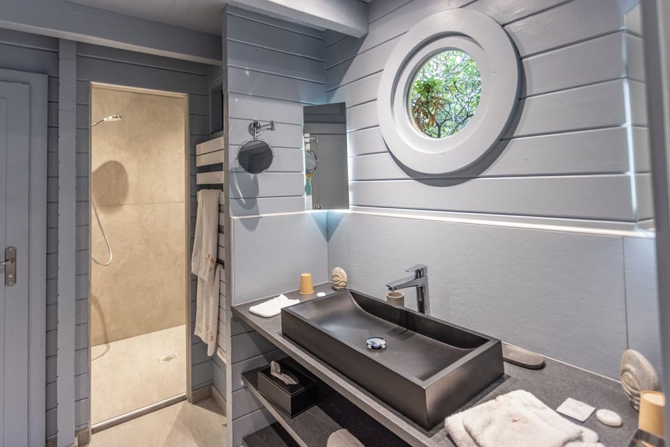 Deluxe Tree House, 1 Bedroom (Tetiaroa) | Bathroom shower