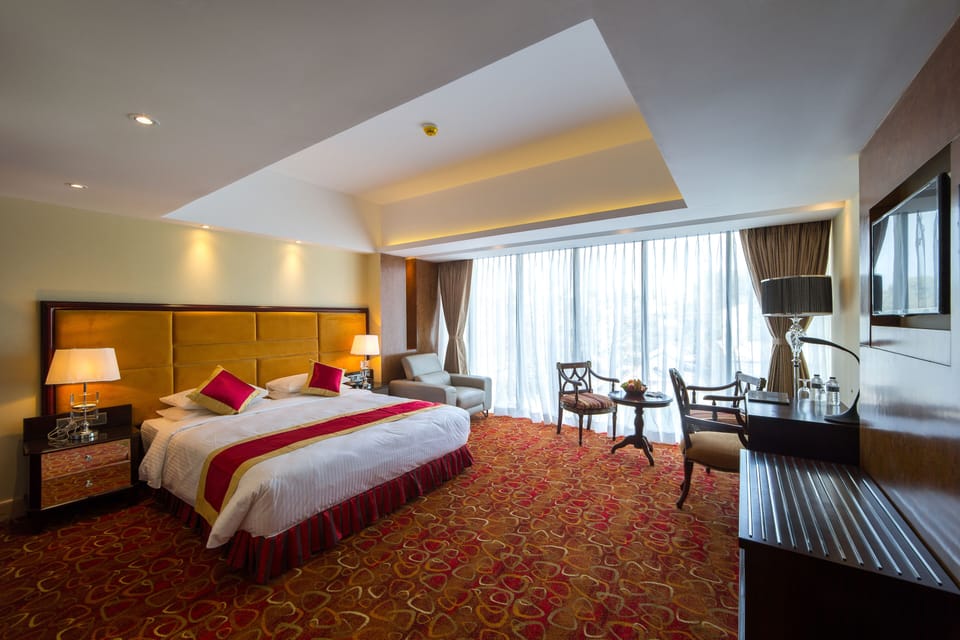 Royal Suite | Minibar, in-room safe, desk, laptop workspace