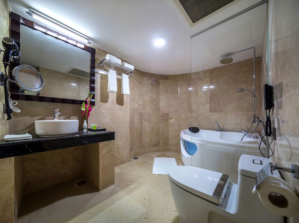 Grand Suite | Bathroom | Free toiletries, hair dryer, slippers, towels