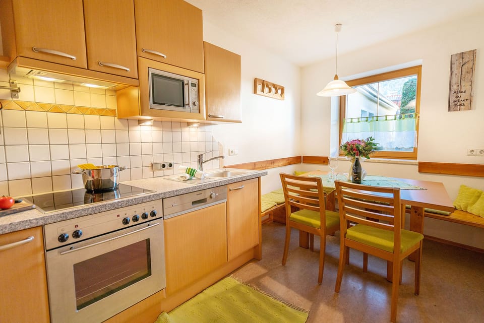 Apartment (Christlum) | Private kitchen | Full-size fridge, microwave, oven, stovetop