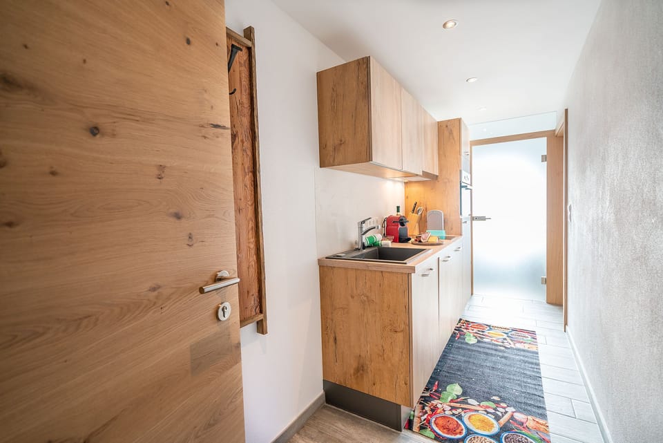 Apartment (Karwendel) | Private kitchen | Full-size fridge, microwave, oven, stovetop