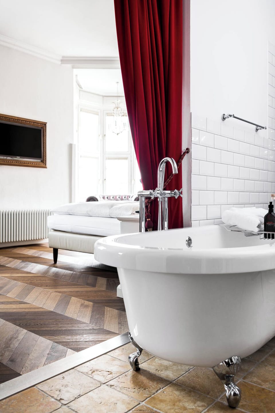 Grand Suite | Bathroom | Shower, free toiletries, hair dryer, towels