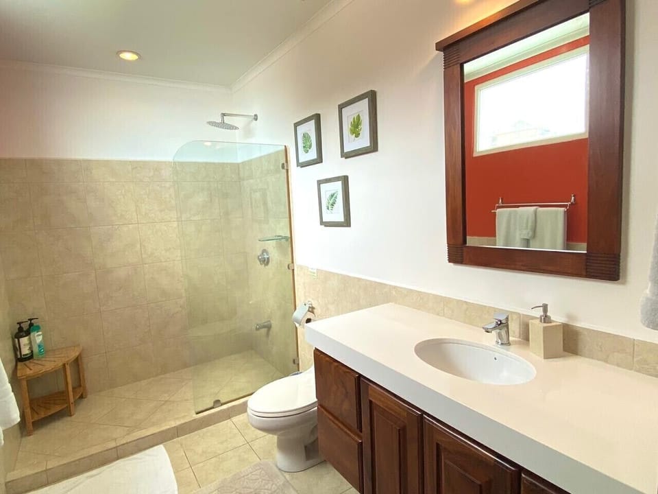 Large Master bath, shampoo, conditioner and soap provided