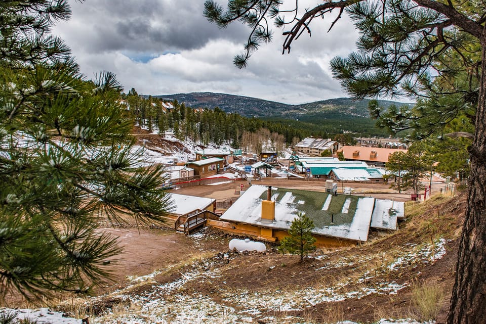 Restaurants, skiing/biking/resort area directly patio deck. Easy walking access!
