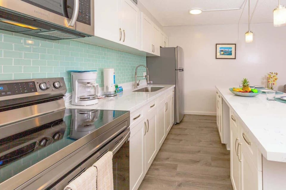 Fully equipped kitchen with full-sized appliances