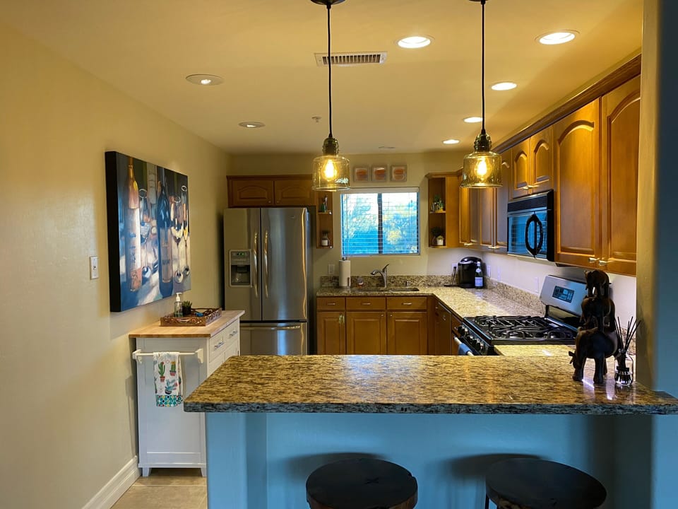 Fully stocked kitchen w/Keurig coffee machine!, Gas range, stainless appliances!