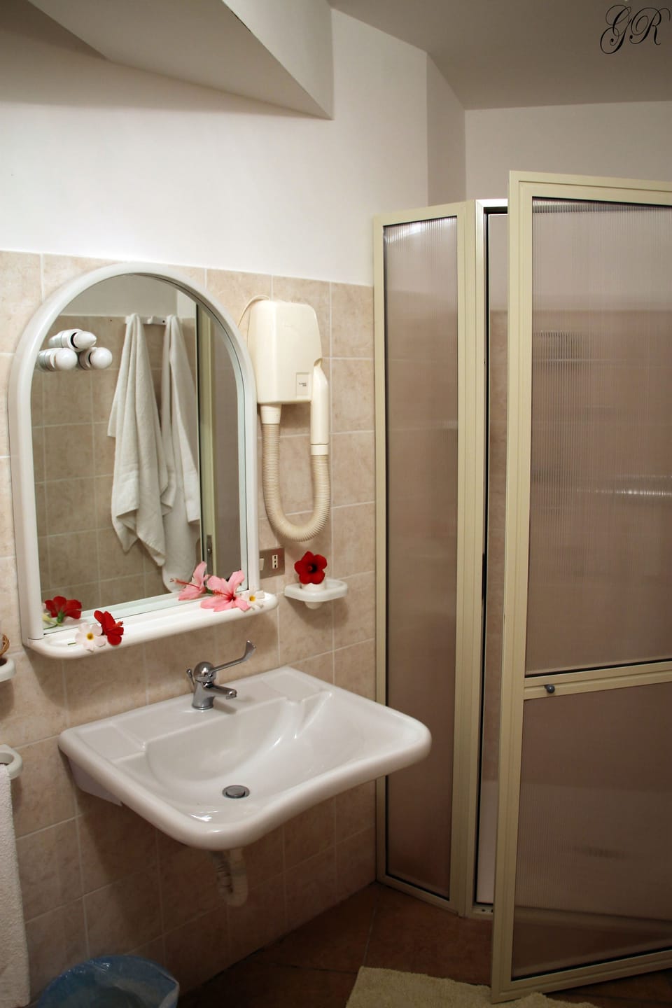 Standard Quadruple Room | Bathroom | Shower, free toiletries, hair dryer, bidet