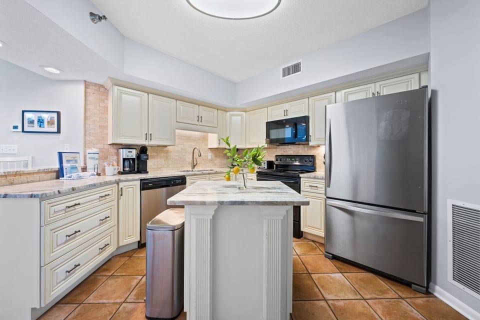Pelican Pointe 803 Kitchen