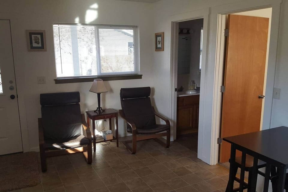 Sitting area off kitchen. 