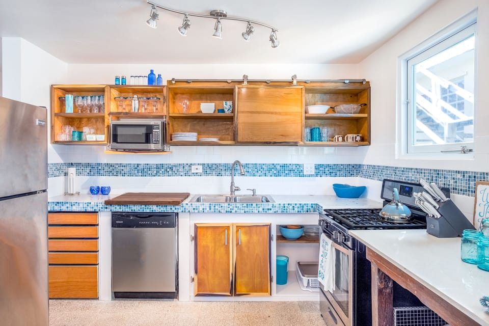 Fully equipped kitchen upstairs Unit B