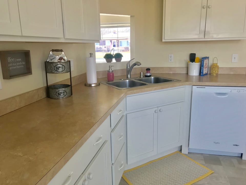 Newly renovated Kitchen !  Cool and Clean ! 
