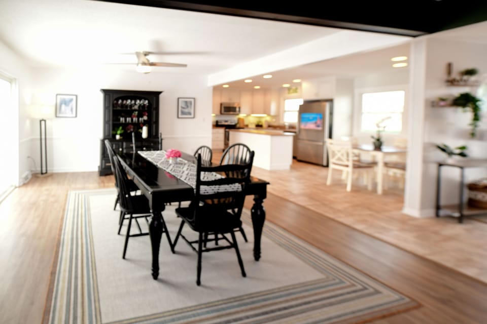 OPEN SPACE DINING AND KITCHEN AREA