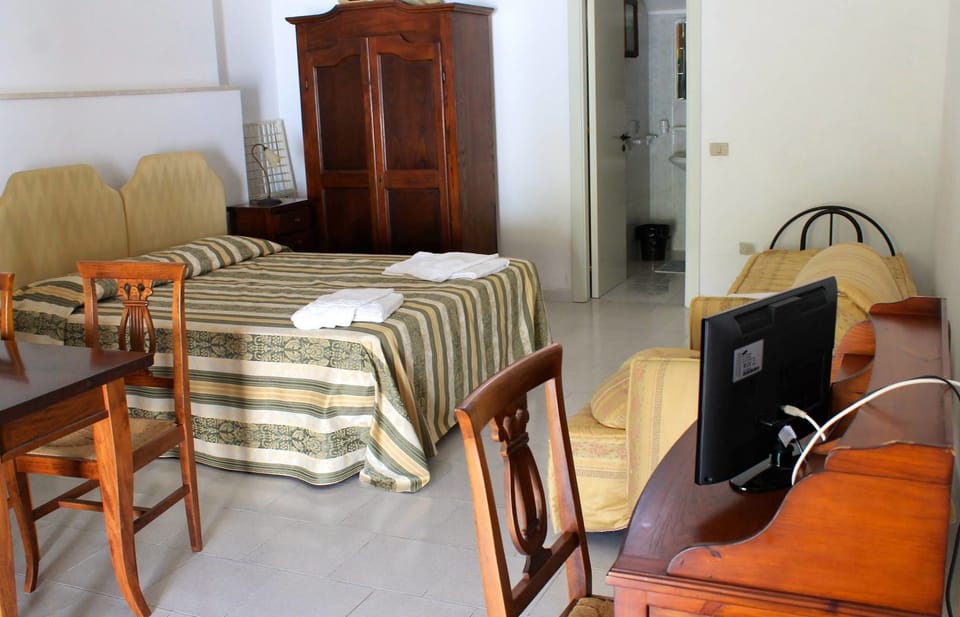 Quadruple Room, Patio, Garden View | Desk, free WiFi