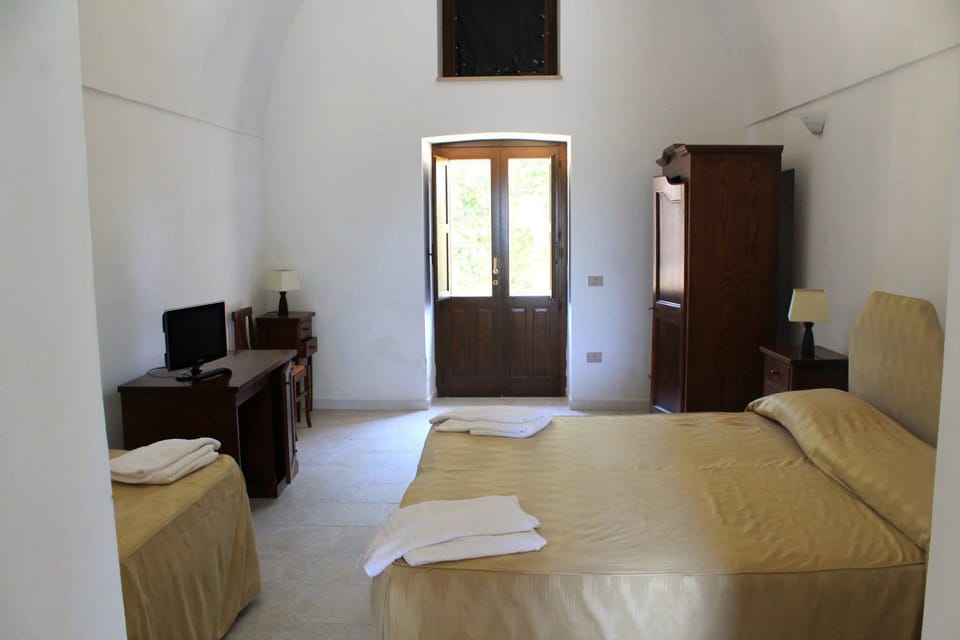 Triple Room | Desk, free WiFi