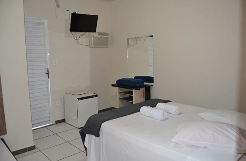 Standard Double Room Single Use | Minibar, bed sheets