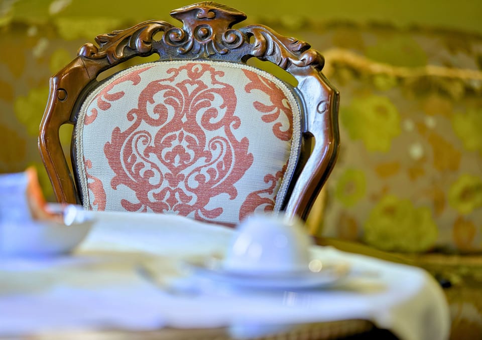 Suite | Living area | 40-inch flat-screen TV with satellite channels