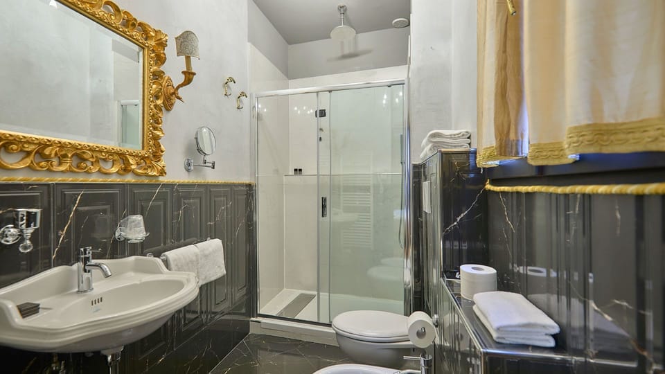 Suite | Bathroom | Shower, free toiletries, hair dryer, bathrobes
