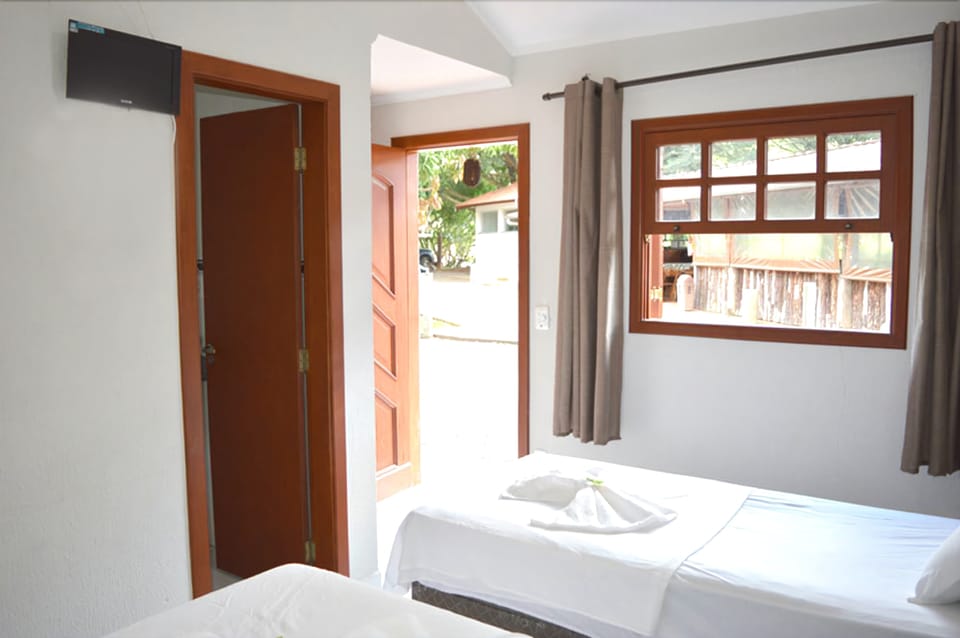 Triple Room | Minibar, bed sheets