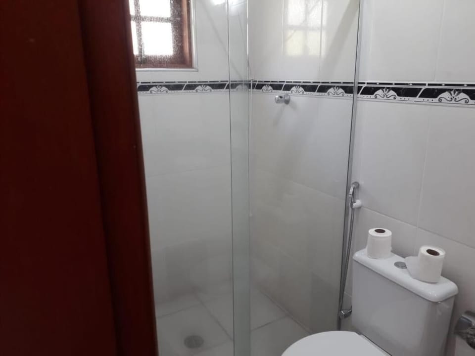Shower, free toiletries, towels