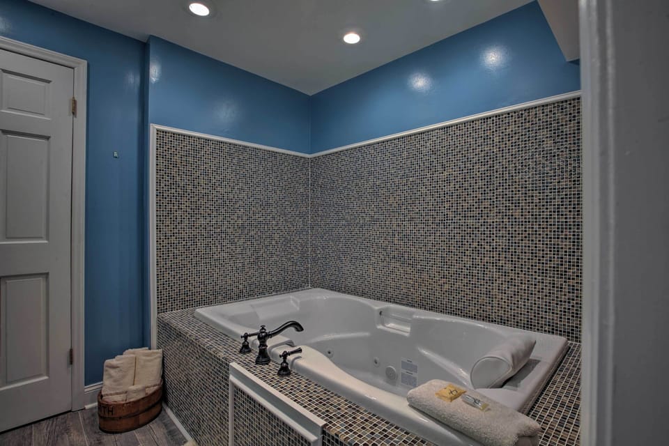 Full Bathroom | Complimentary Toiletries | Jetted Tub