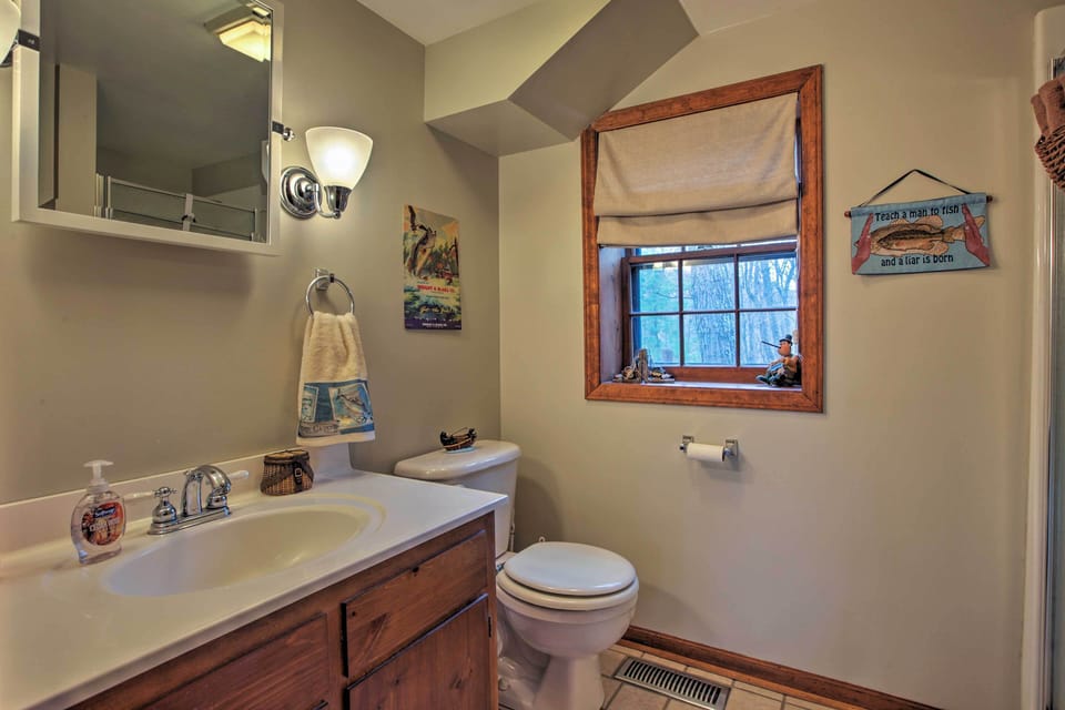 Full Bathroom | Towels Provided