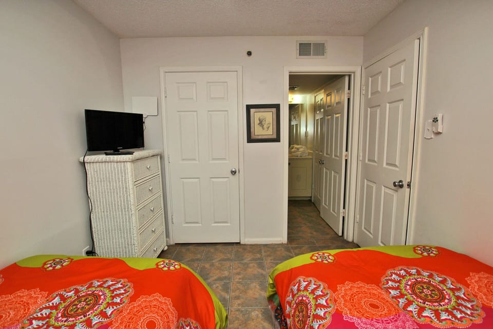 5 Guest Bedroom (4)
