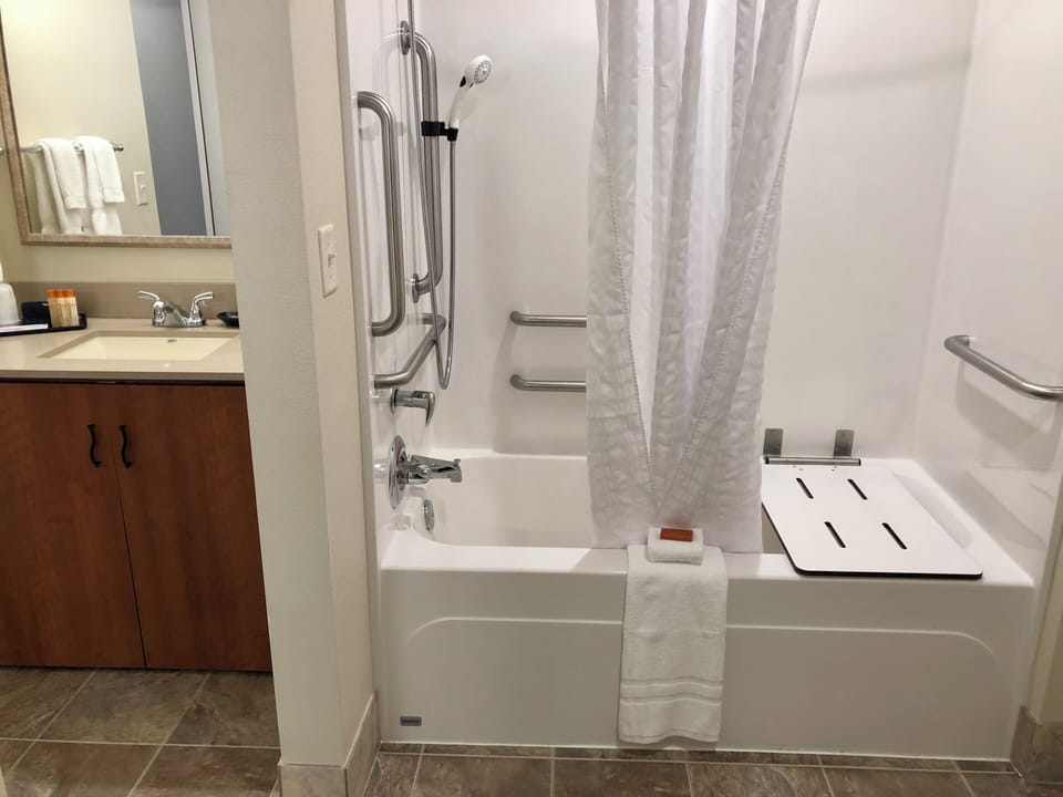 Deluxe Studio Suite, 1 Queen Bed, Kitchenette | Bathroom | Combined shower/tub, free toiletries, towels