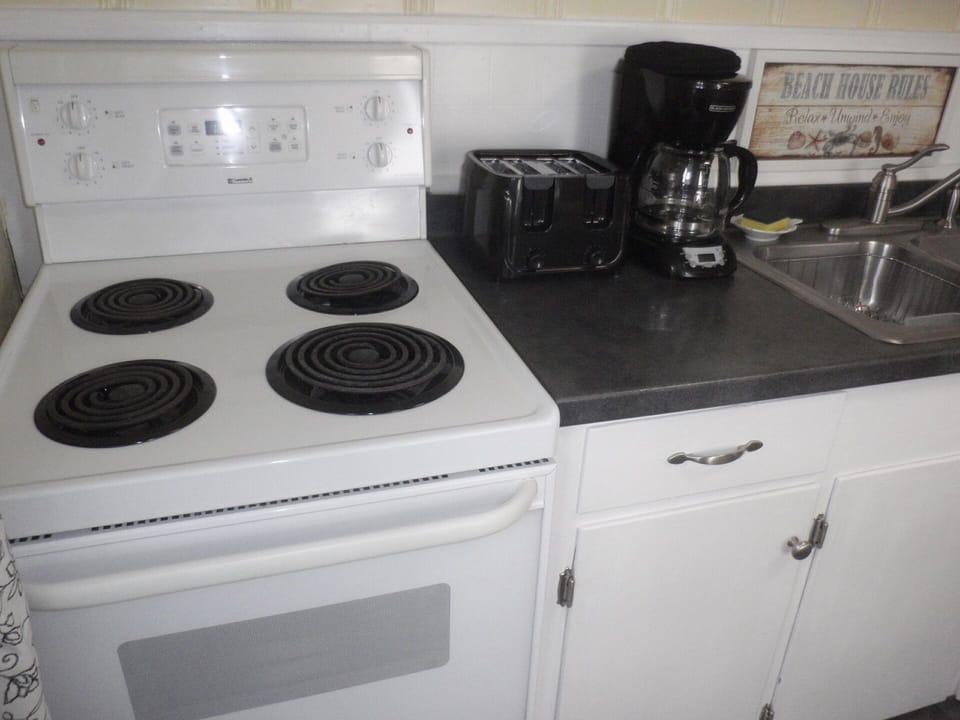 4-burner cooktop range, 4-slice toaster and coffee maker
