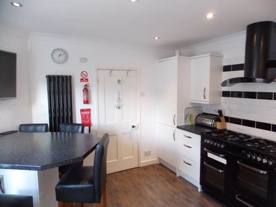 Kitchen - seats 6