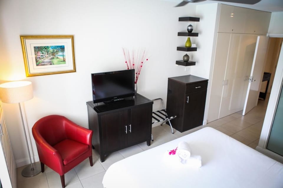 Deluxe Apartment, 2 Bedrooms, Pool View | 2 bedrooms, premium bedding, individually decorated