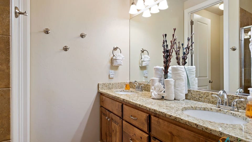 Main level master bath