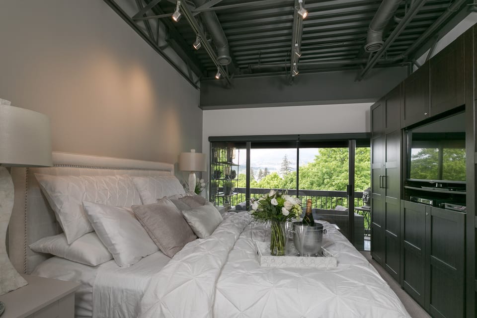 Master Suite, King Bed, Luxury Ensuite , Luxury Bedding, Deck access