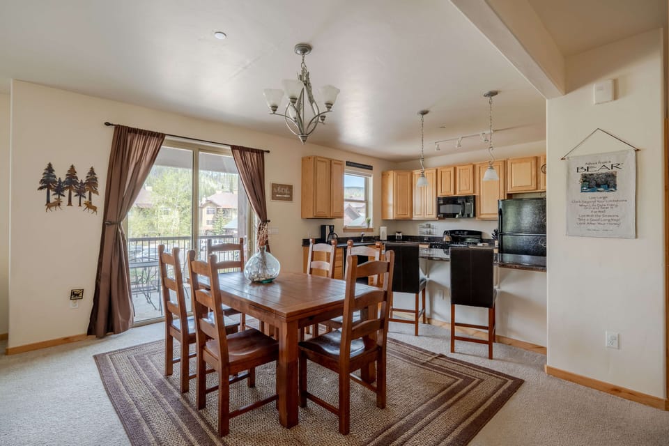 Dining area flows into the kitchen