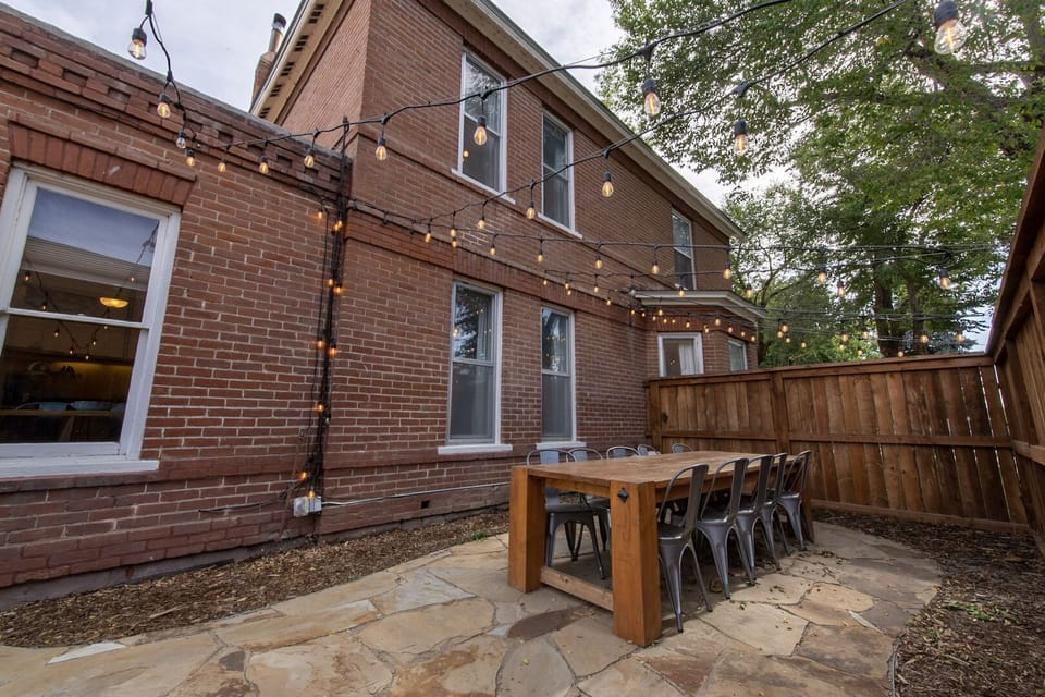 •Outdoor dining area
•Seating for 8