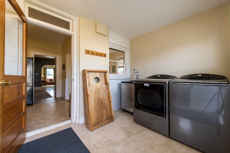 Laundry Area
•Full-Size Washer/Dryer