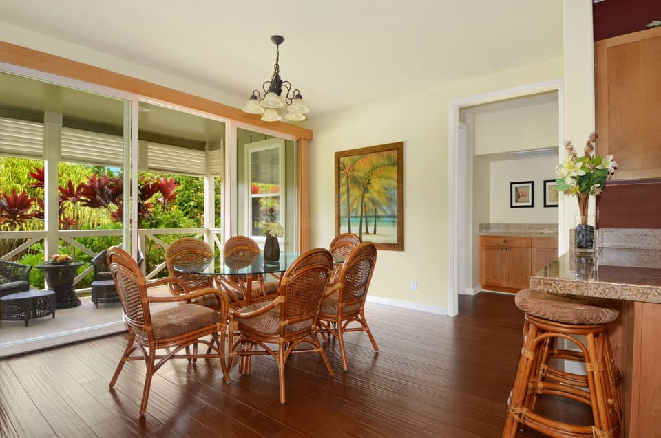 Dining room looking out to lanai